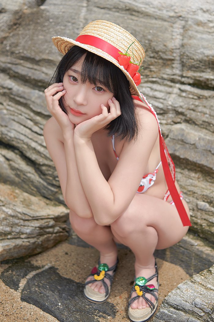 沙滩内衣秀个人照摄影短发美艳草莓小妹沙滩上酥胸迷人美女写真图片图片