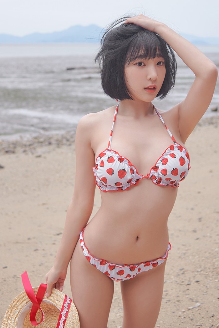 沙滩内衣秀个人照摄影短发美艳草莓小妹沙滩上酥胸迷人美女写真图片图片
