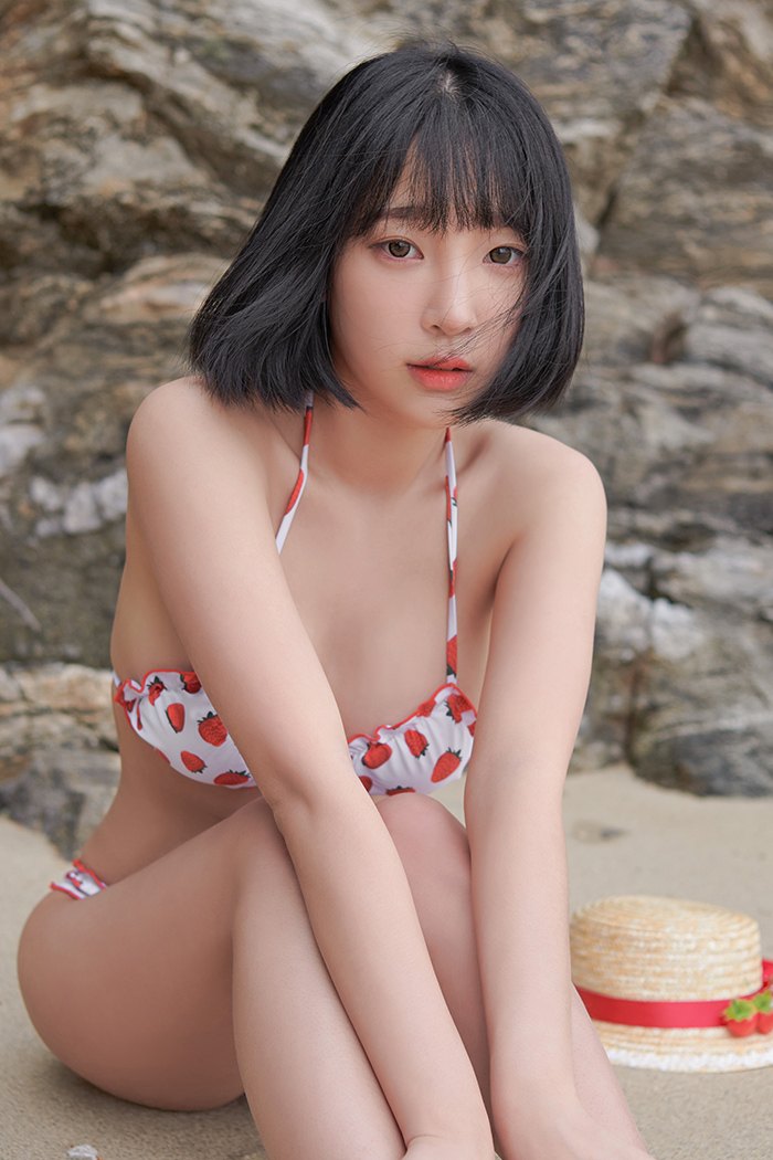 沙滩内衣秀个人照摄影短发美艳草莓小妹沙滩上酥胸迷人美女写真图片图片