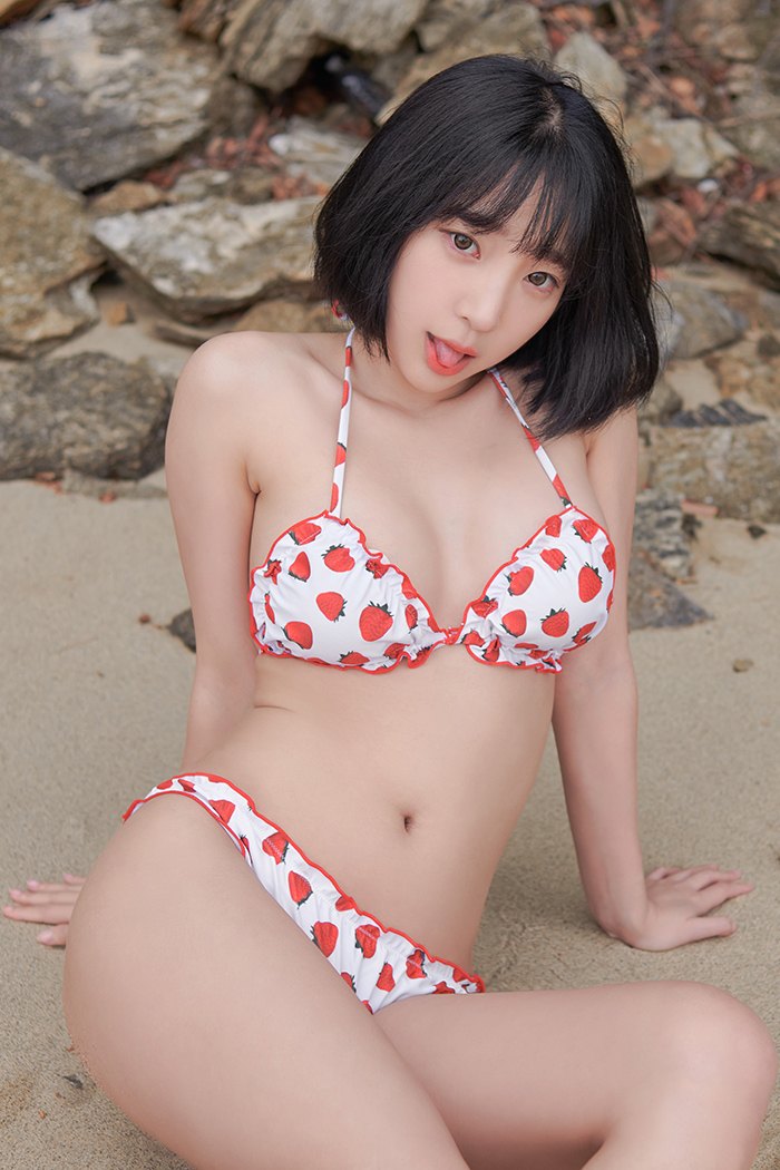 沙滩内衣秀个人照摄影短发美艳草莓小妹沙滩上酥胸迷人美女写真图片图片