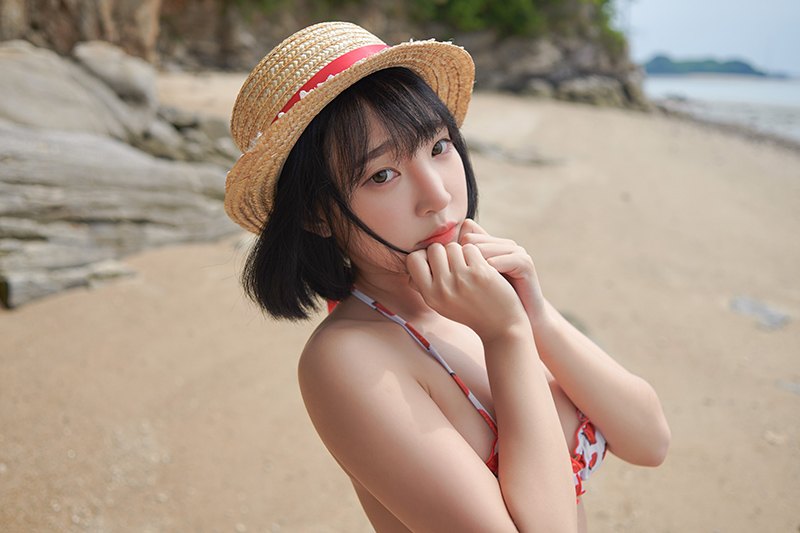 沙滩内衣秀个人照摄影短发美艳草莓小妹沙滩上酥胸迷人美女写真图片图片