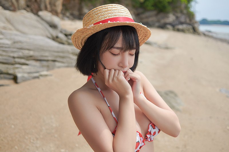 沙滩内衣秀个人照摄影短发美艳草莓小妹沙滩上酥胸迷人美女写真图片图片