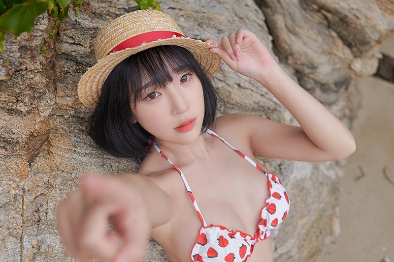 沙滩内衣秀个人照摄影短发美艳草莓小妹沙滩上酥胸迷人美女写真图片图片