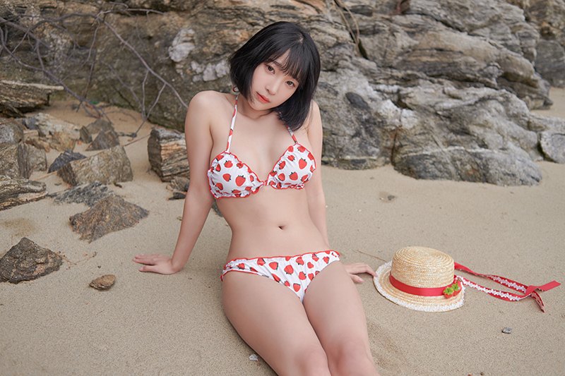 沙滩内衣秀个人照摄影短发美艳草莓小妹沙滩上酥胸迷人美女写真图片图片