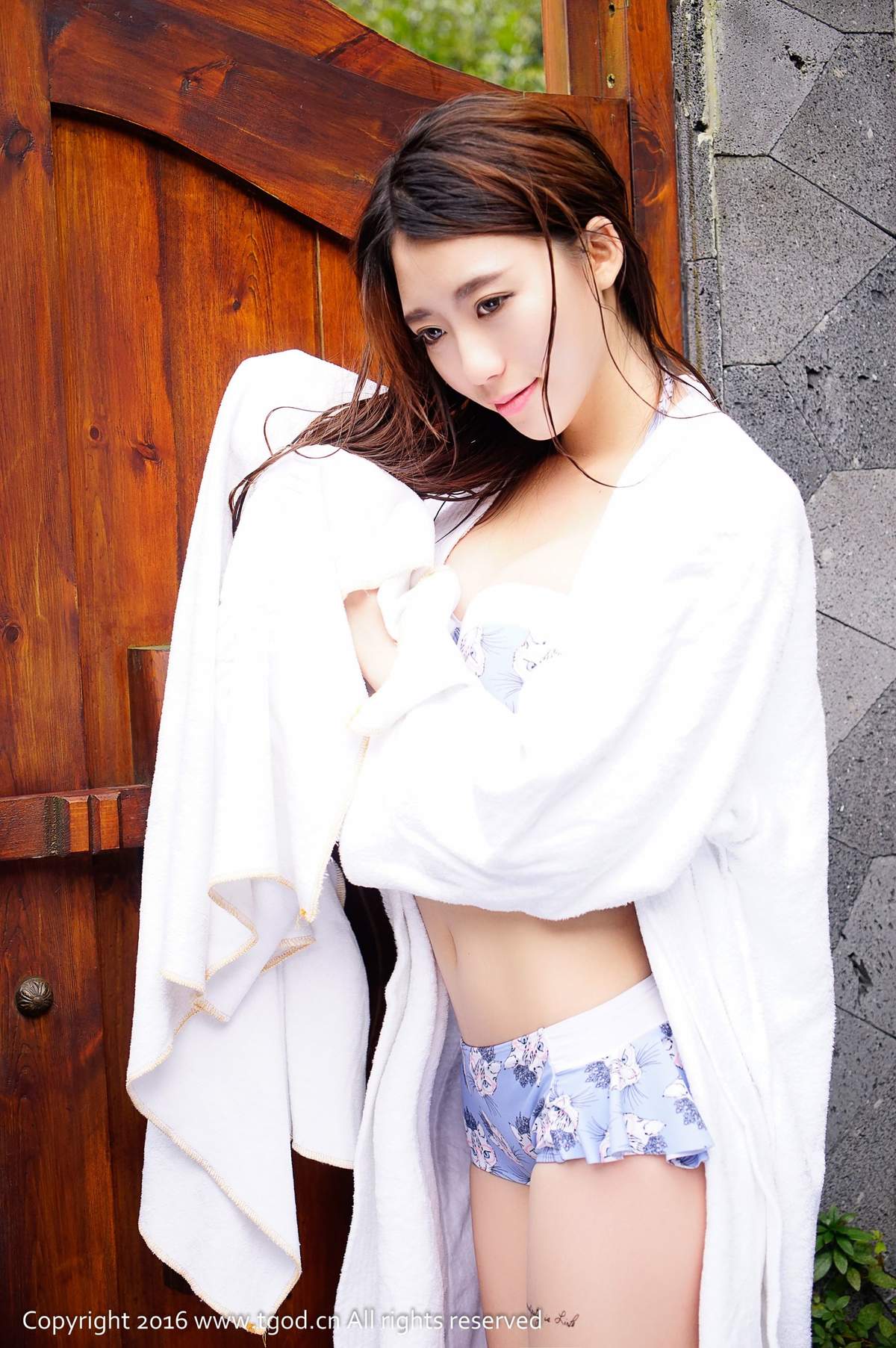 美艳又妩媚的丰满辣女冯木木LRIS依旧性感帅气十足写真集图片