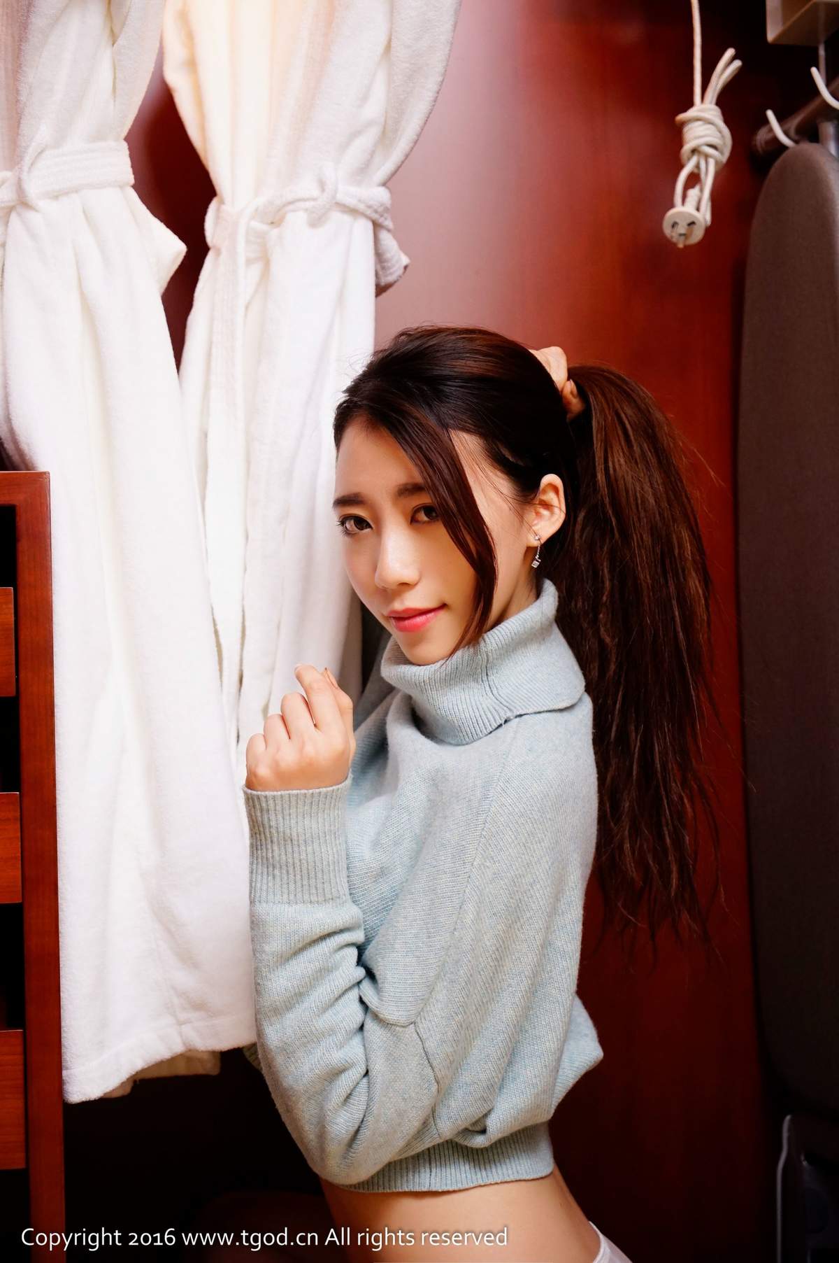 美艳又妩媚的丰满辣女冯木木LRIS依旧性感帅气十足写真集图片