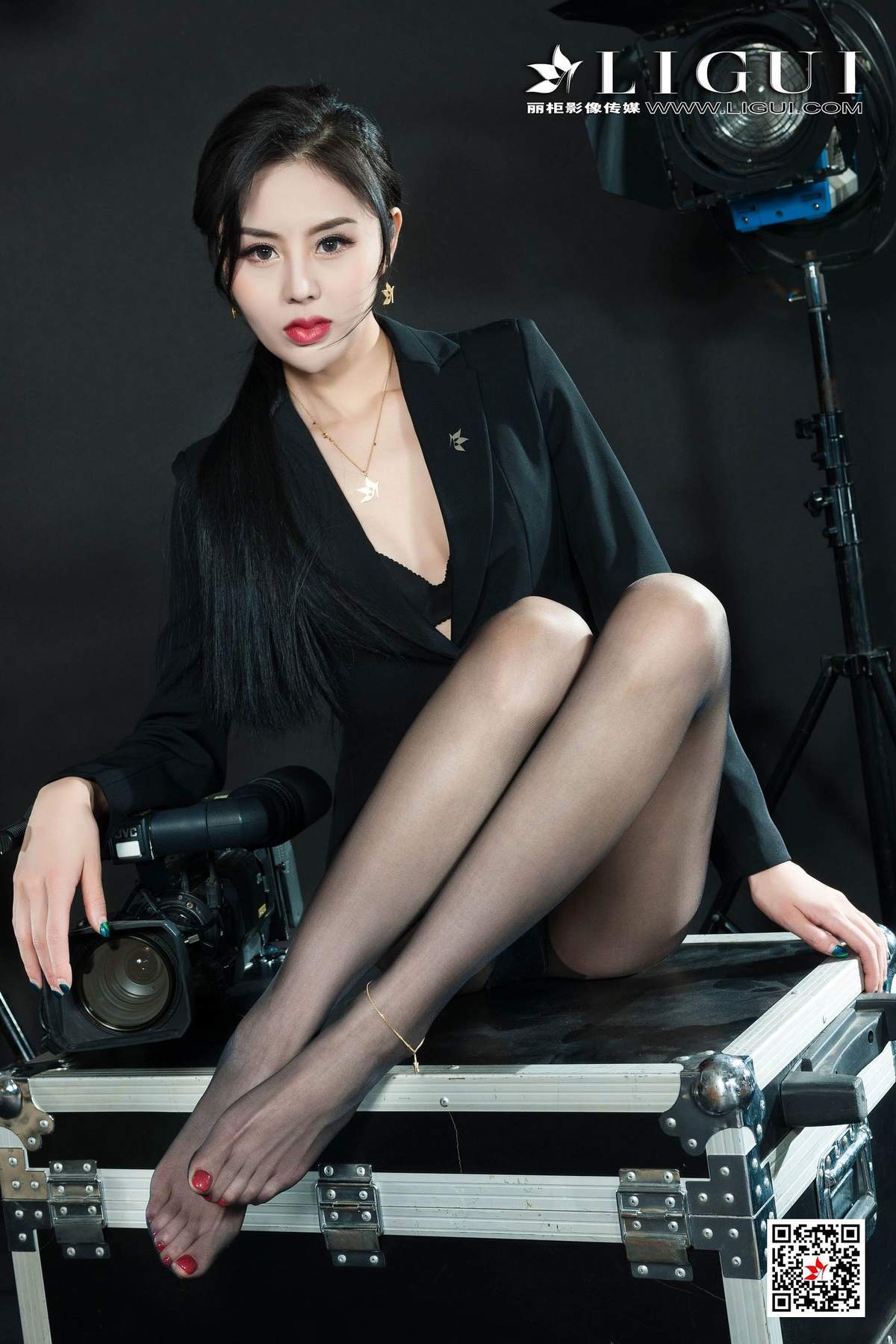 西装美女图片