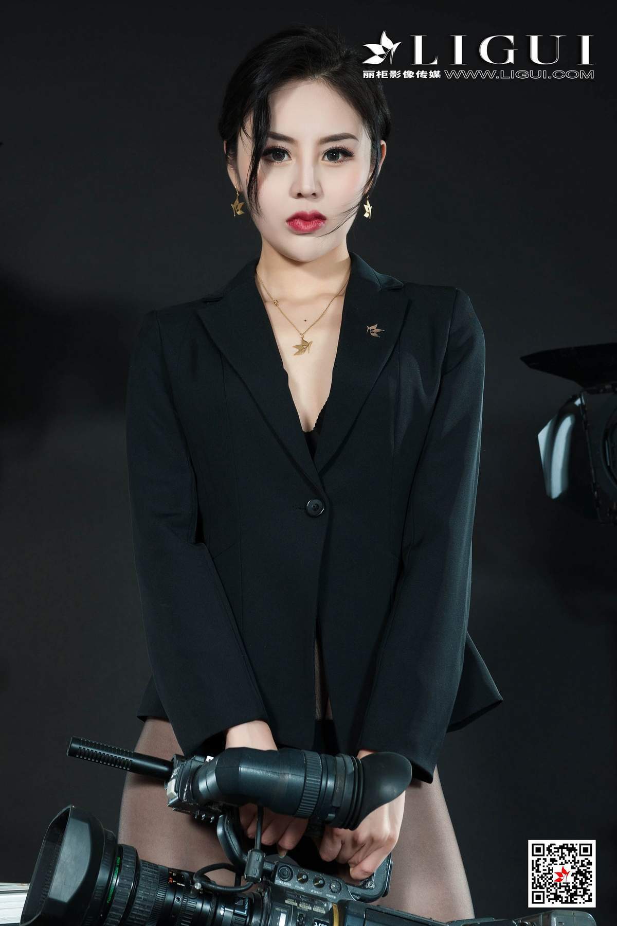 西装美女图片