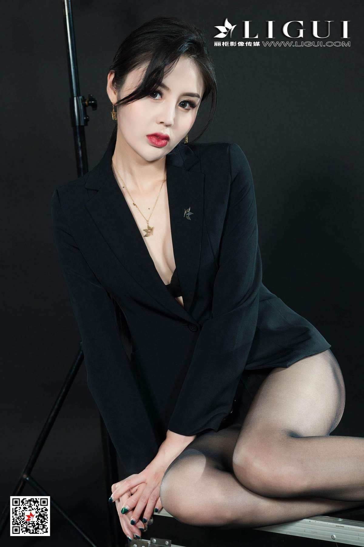 西装美女图片