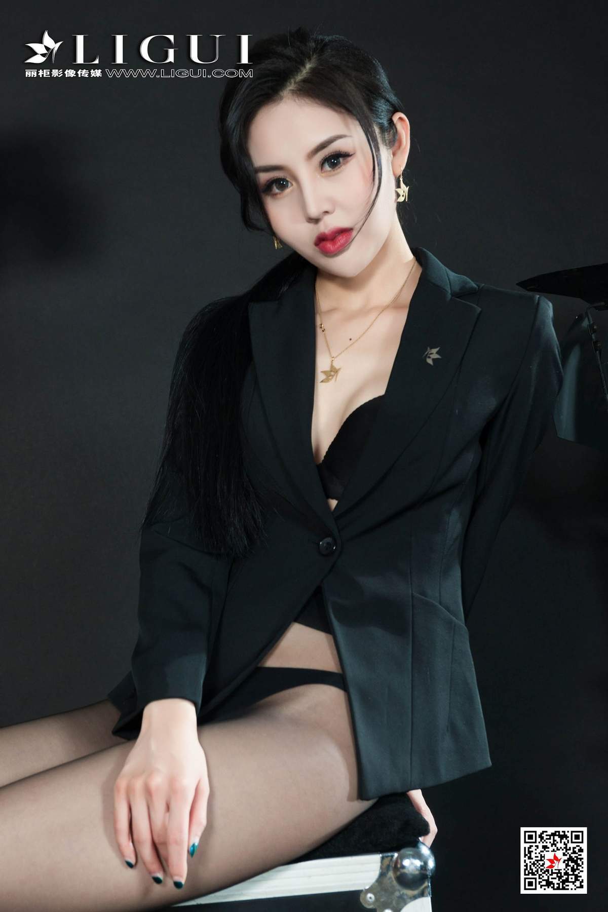 西装美女图片