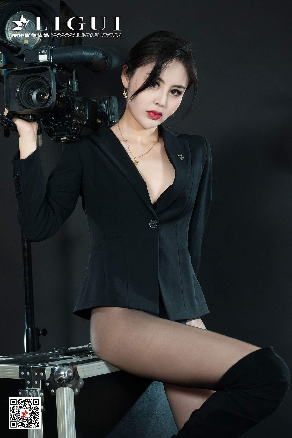 西装美女图片
