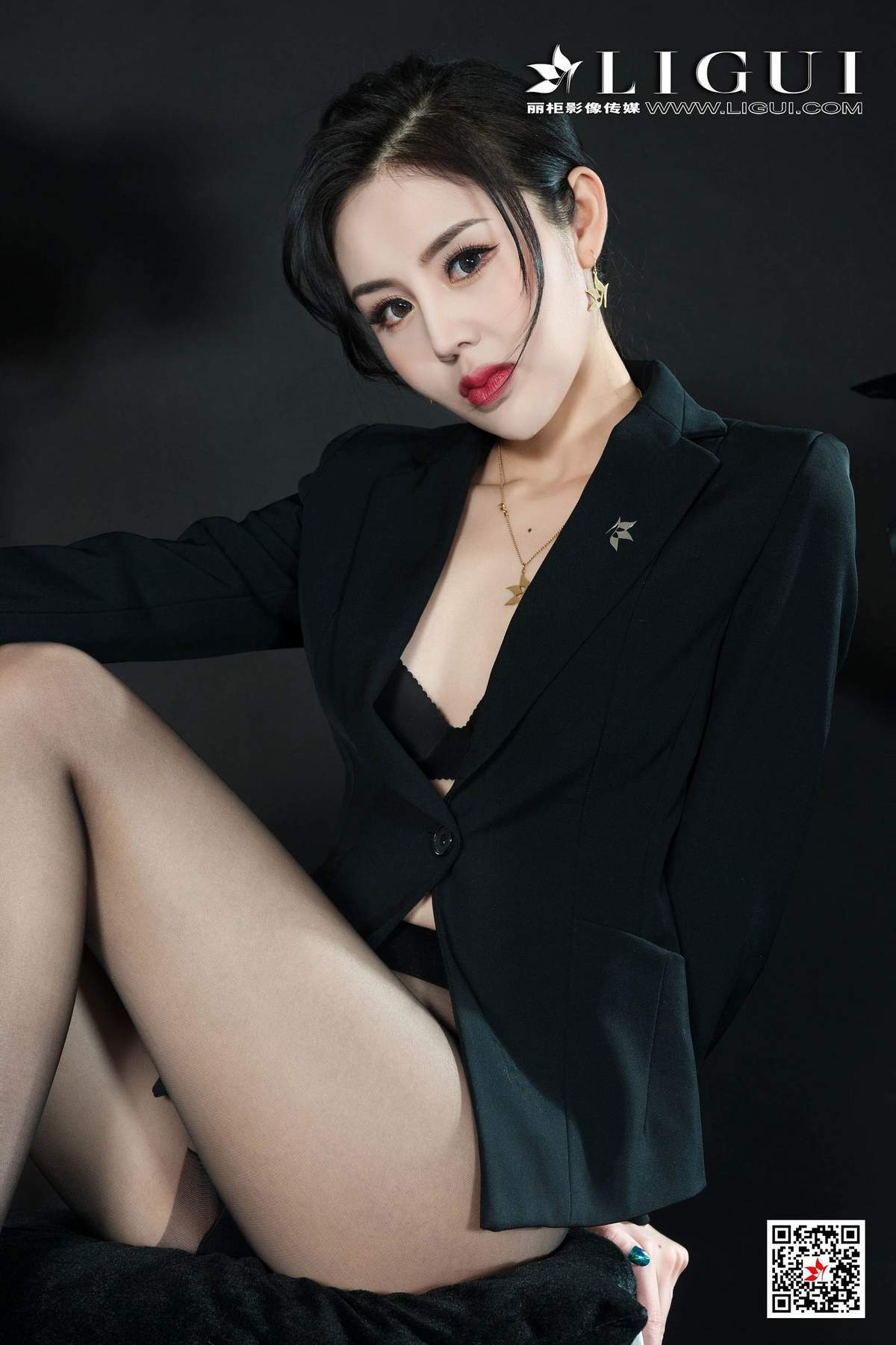 西装美女图片