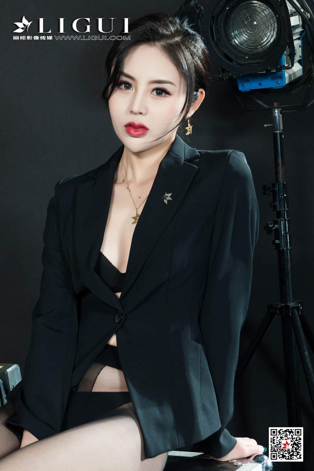 西装美女图片