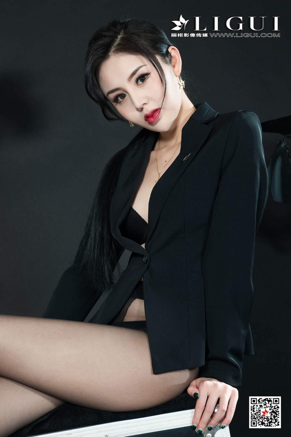 西装美女图片