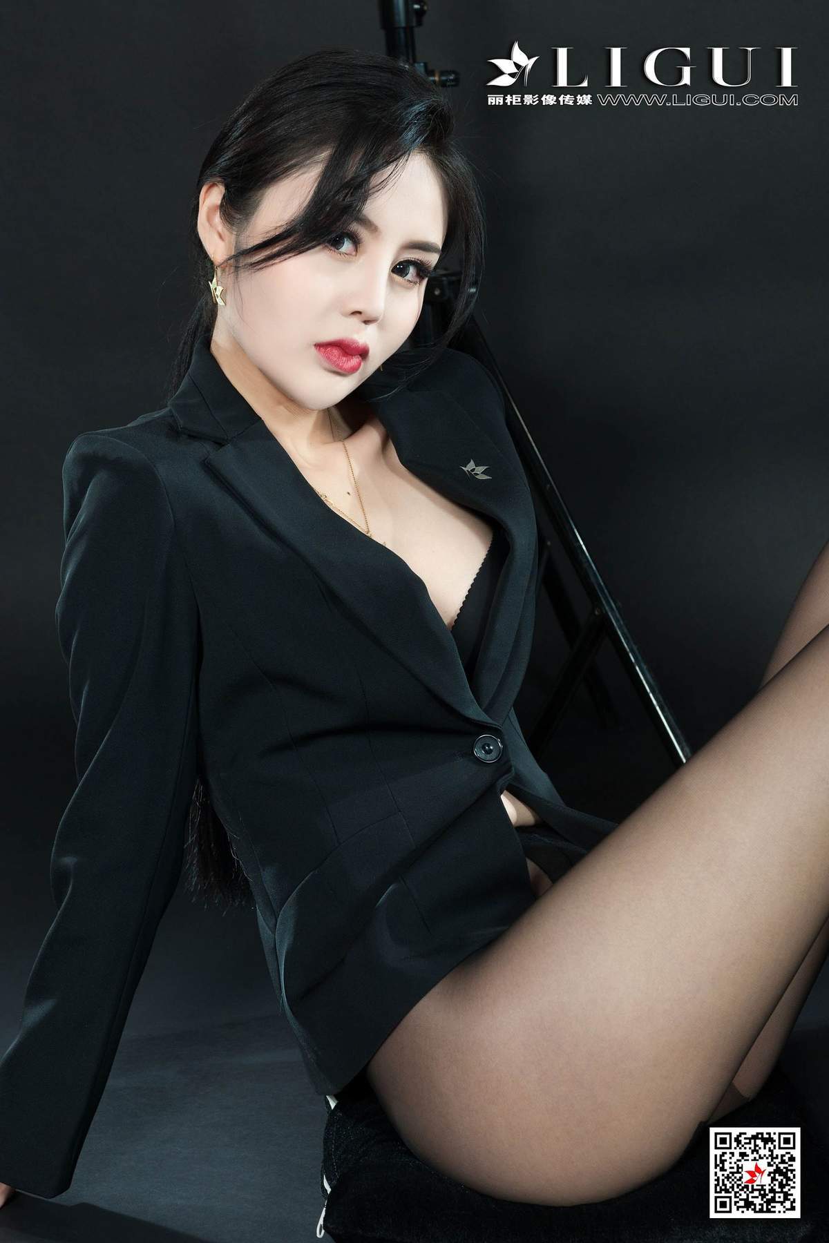 西装美女图片