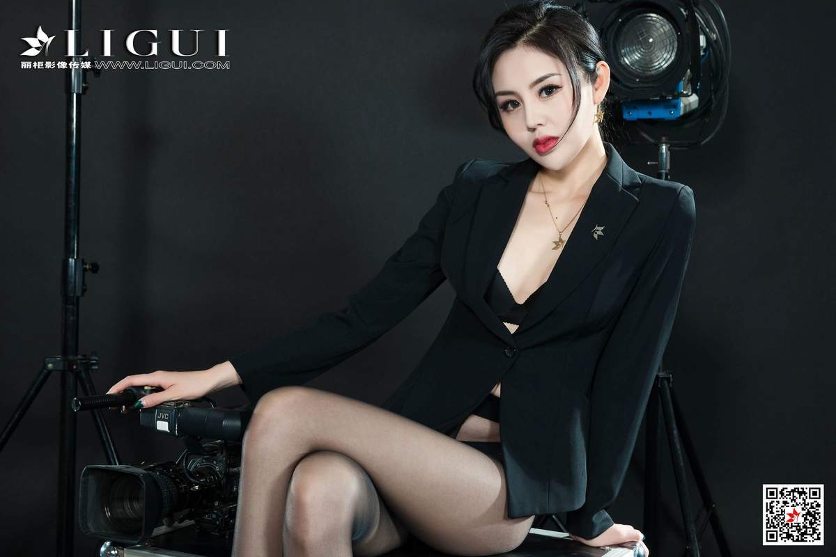 西装美女图片