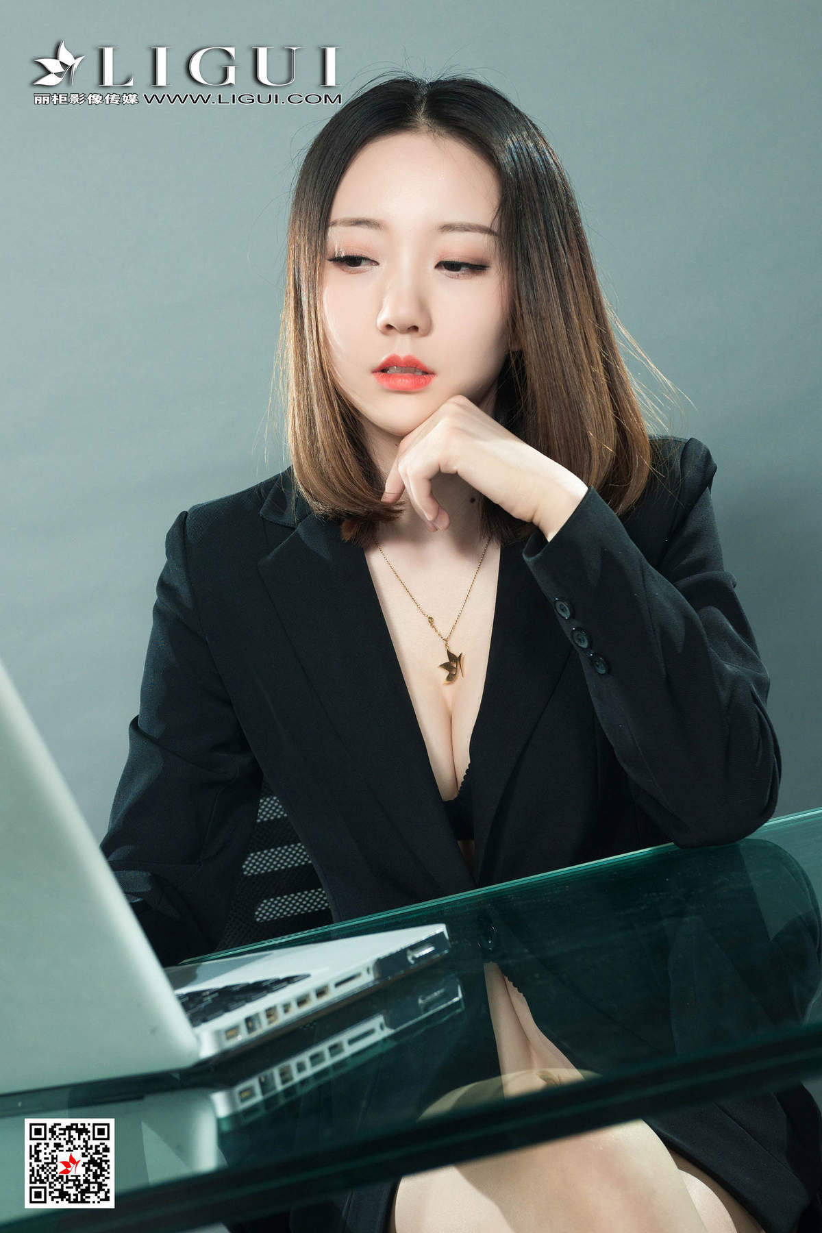 西装美女图片