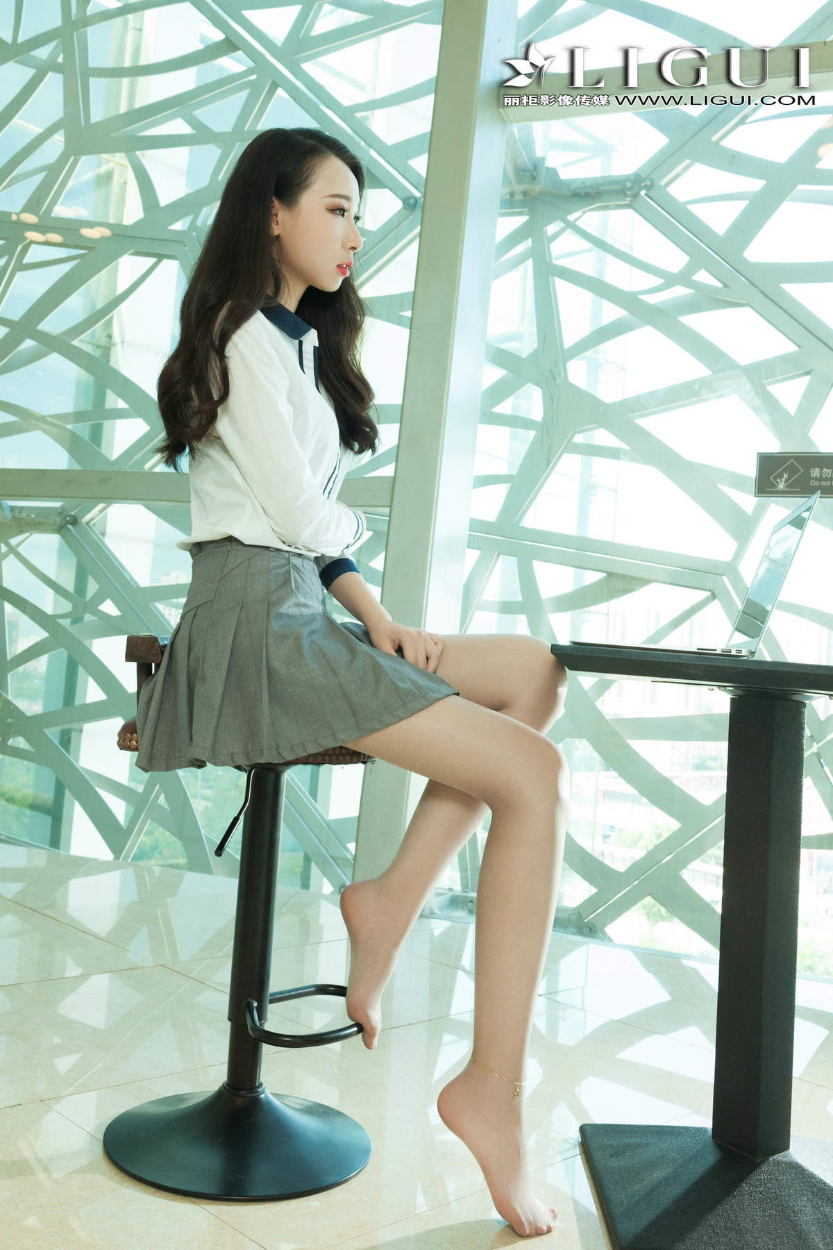 高跟凉鞋美女图片
