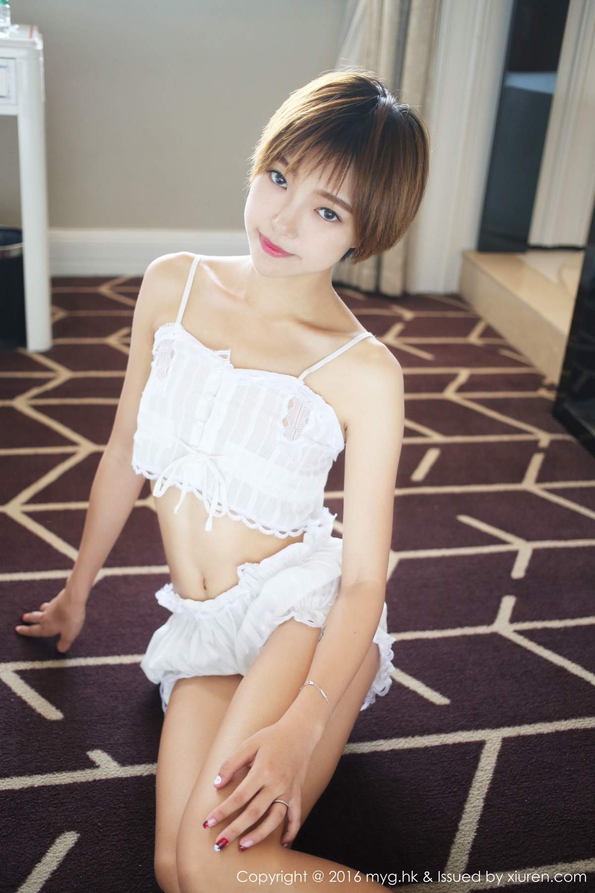 平胸女孩图片