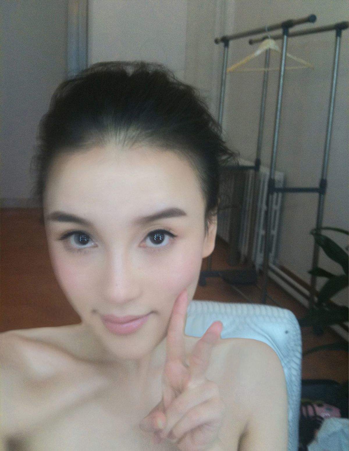 亚洲模特美女之美貌美性感制服黑丝诱惑任你拷问疼爱美女写真图片图片