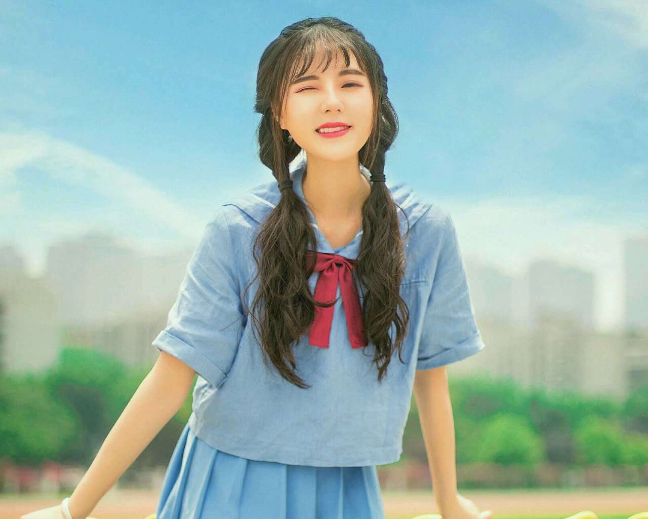 清纯甜美美女户外写真高清桌面壁纸_高清桌面壁纸图片