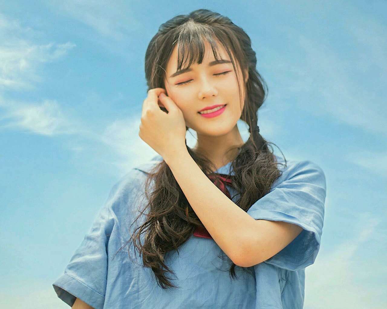 清纯甜美美女户外写真高清桌面壁纸_高清桌面壁纸图片