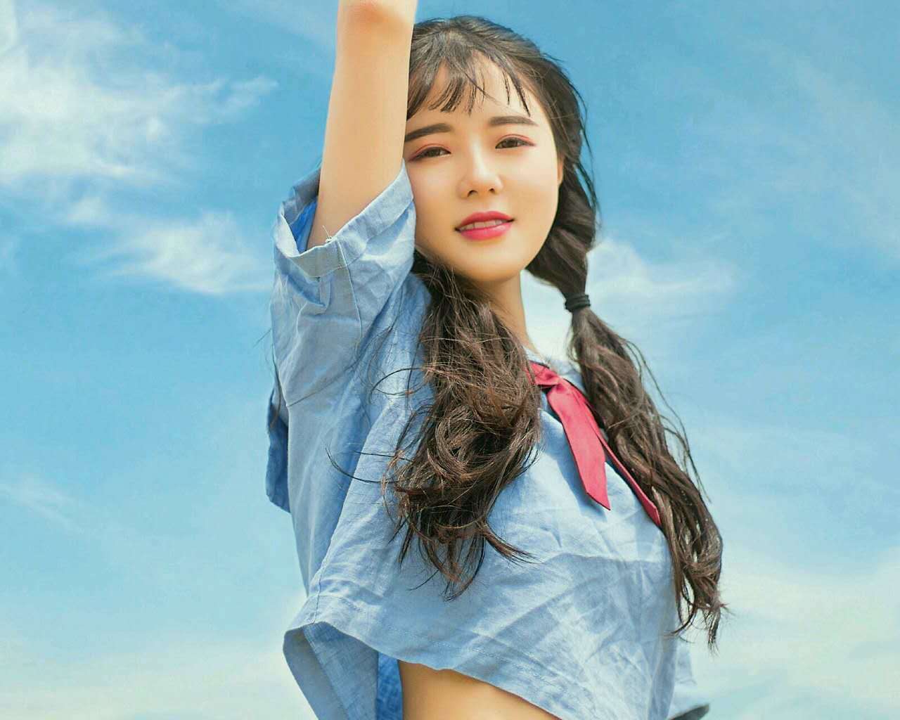 清纯甜美美女户外写真高清桌面壁纸_高清桌面壁纸图片