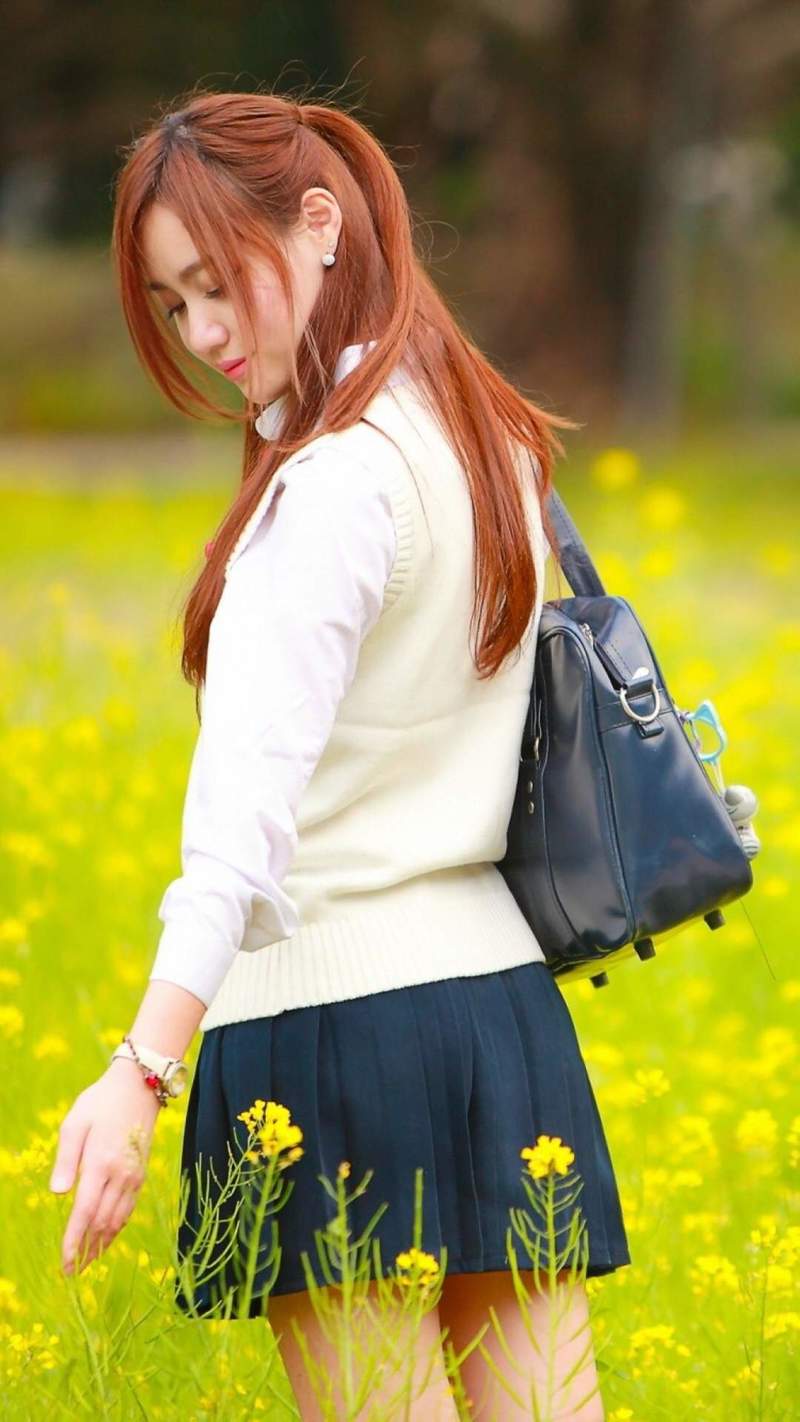 清纯甜美美女户外写真高清桌面壁纸_高清桌面壁纸图片
