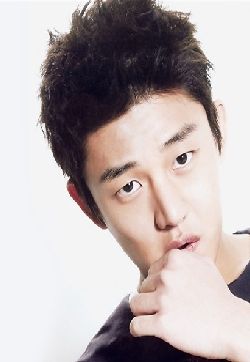 韩国大邱男演员刘亚仁清爽帅气时尚写真图片
