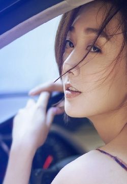 中国内地上海市长宁女演员气质美女潘之琳妩媚奔放车内性感美女写真图片