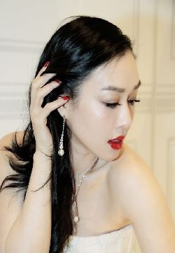 高清中越混血儿女演员钟丽缇抹胸洋装现身大秀雪白肌肤