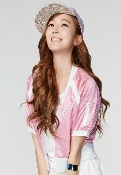 高清美国加利福尼亚州旧金山女演员郑秀妍清纯甜美气质写真鸭舌帽更添迷人魅力