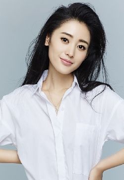 高清哈尔滨新生代女演员张天爱白衬衫清新养眼写真图片