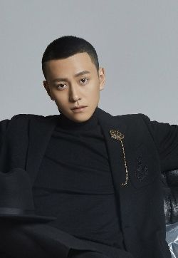 福建省厦门男演员秦俊杰黑色西装写真图片