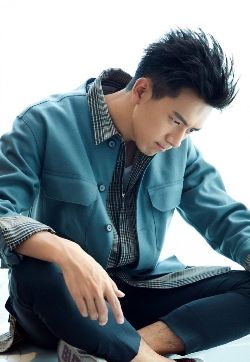 中国内地湖北荆州男演员李现男友力十足休闲写真图片