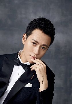 福建省厦门男演员秦俊杰秋季暖男风时尚杂志封面大片