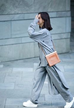 高清中国内地新生代功夫女明显气质女星王智休闲风时尚街拍图片