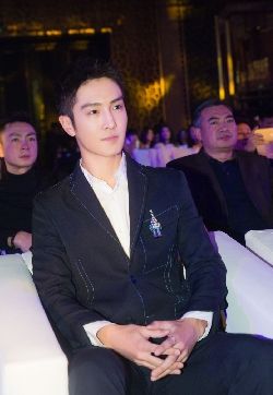 高清浙江省杭州男明显盛一伦帅气西装活动现场图片