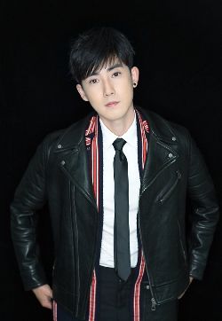 中国内地流行乐歌手影视男演员张睿黑色皮衣帅气机车风活动照图片
