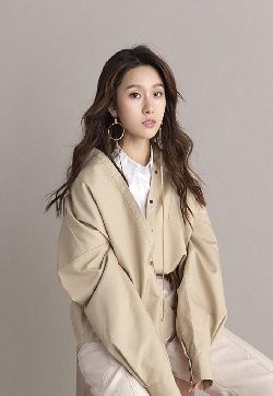 中国内地四川省凉山州西昌市女演员王紫璇休闲率性时尚写真图片