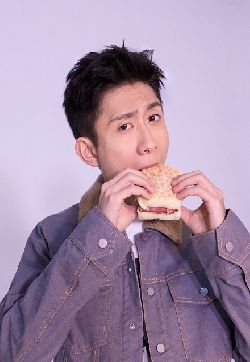 高清北京市东城区男演员张一山代言广告搞怪帅气写真图片