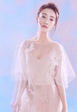 高清中国内地北京人影视女演员吴谨言性感写真图片