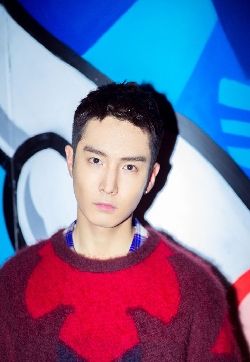 高清浙江省杭州男明显盛一伦暖色毛衣帅气街拍写真图片