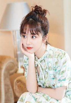 中国内地四川泸州影视女演员谭松韵印花长裙优雅俏皮写真图片