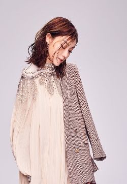 高清中国台湾知名女歌手演员范玮琪性感写真图片