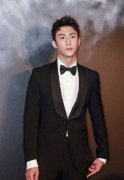 高清辽宁省丹东市男明显黄景瑜西装帅气写真高清图片
