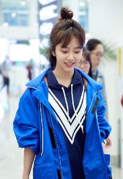 中国内地四川泸州影视女演员谭松韵休闲风衣机场青春活力写真图片