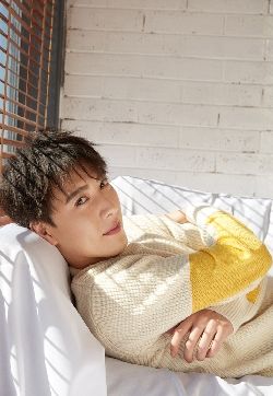 浙江宁波男演员应昊茗清爽帅气居家写真图片