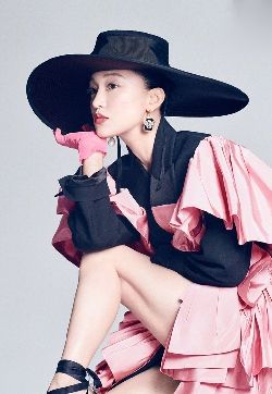 中国内地实力派浙江省衢州女演员周迅时尚芭莎杂志封面大片
