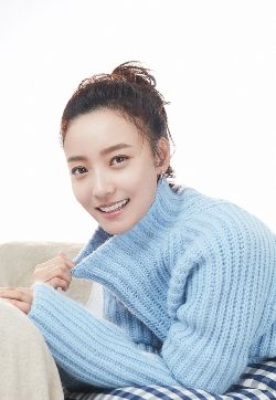 中国内地影视女演员林源清新恬静居家写真图片